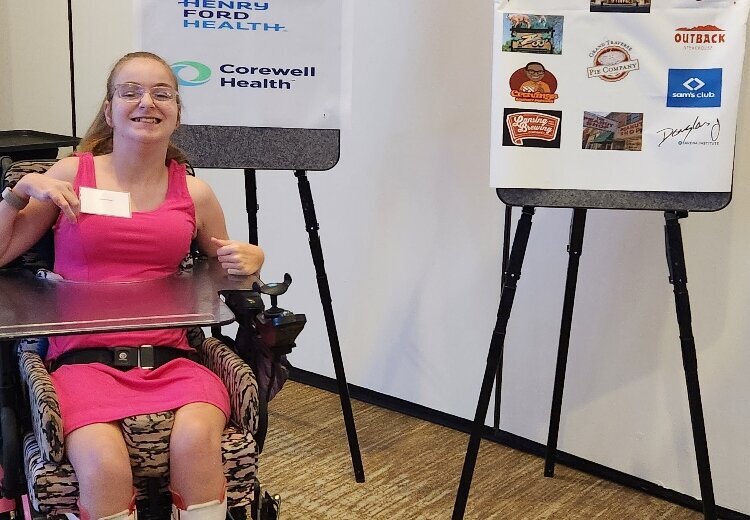 Jeanine Rowe en un evento de apoyo a la atención médica accesible.